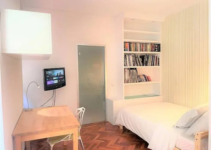 Acogedor , Exterior Con Balcon Y Aire Acondicionado En Chueca,